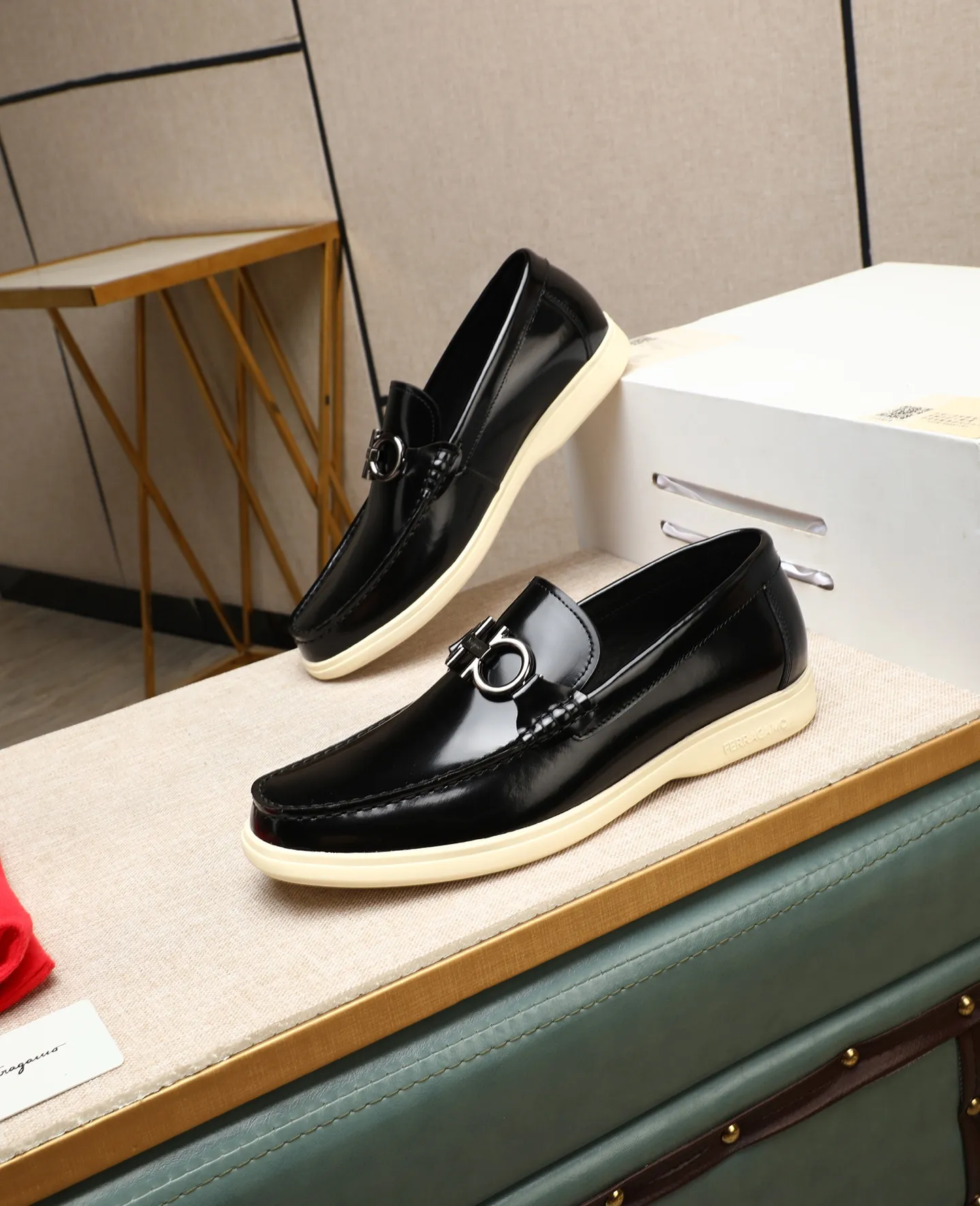 Men's shoes 💰580 📛📛(water-dyed cow lining) Salvatore Ferragamo high-end (Salvatore Ferragamo) is the top international luxury footwear brand. It comes from the fashion kingdom of Italy. It is famous all over the world for its traditional handmade design and novel styles... 🚶🏻🚶🏻New suit shoes are available simultaneously at the counter. This style is purely handmade. The fabric is imported Italian calfskin➕Soft water-dyed cowhide lining. Original authentic outsole🌀🌀Size: 38➖44 (45 46 customized)